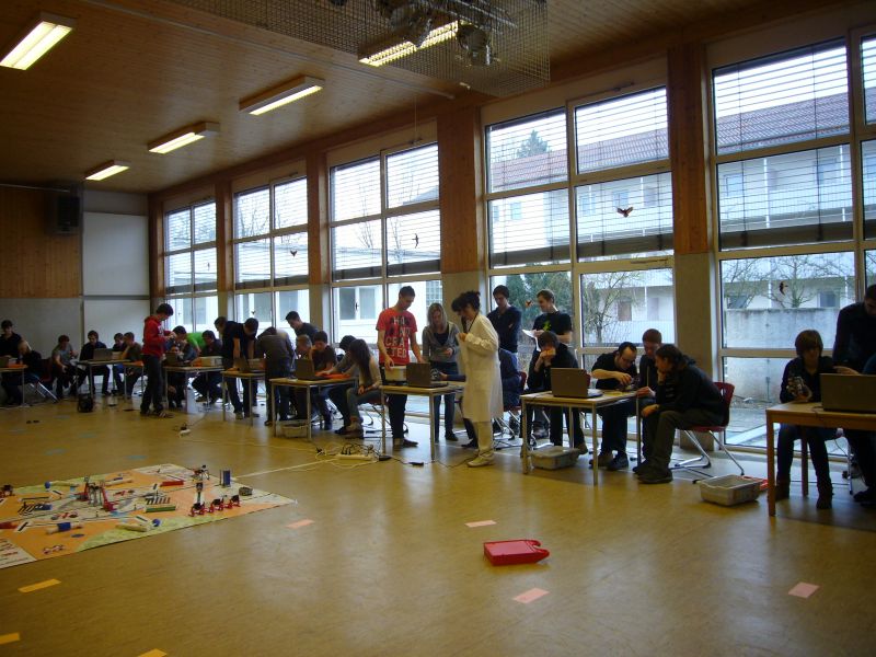 Teambuilding-Seminar für 90 Studenten, Aufgabe: wer holt in der Medizin das Patent, mit LEGO®-Roboter, Seminarleiterin Helga Lorinser